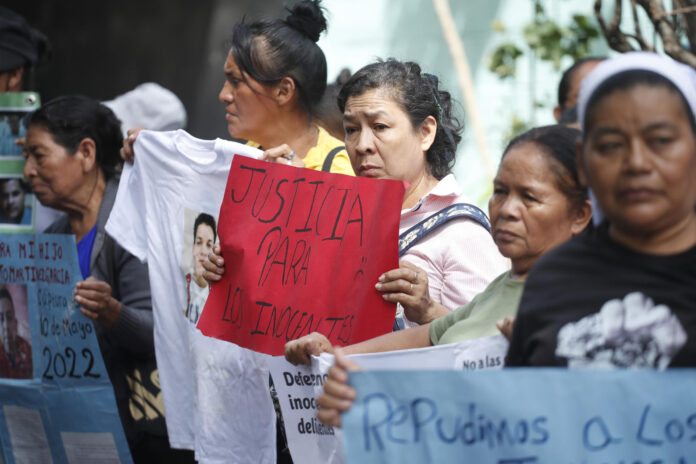 Integrantes de la organización Movimiento de Víctimas del Régimen de Excepción (Movir) protestan contra las audiencias masivas que lleva a cabo la Justicia, en el marco del polémico régimen de excepción, pidiendo que los procesos penales sean 