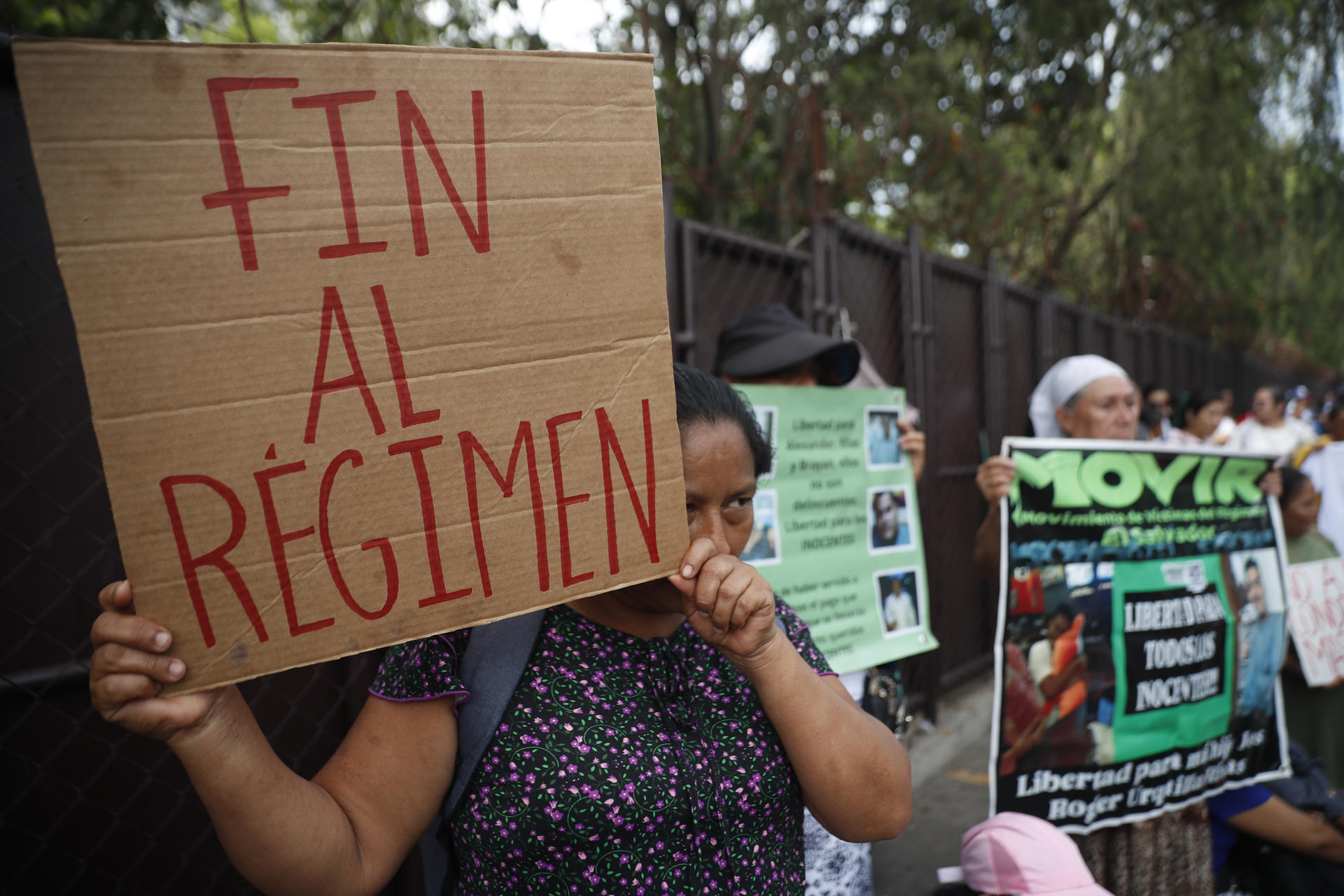 Integrantes de la organización Movimiento de Víctimas del Régimen de Excepción (Movir) protestan contra las audiencias masivas que lleva a cabo la Justicia, en el marco del polémico régimen de excepción, pidiendo que los procesos penales sean "justos" y "transparentes", en Soyapango, San Salvador (El Salvador). EFE/ Rodrigo Sura