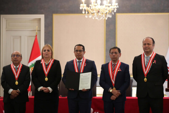 El presidente del Jurado Nacional de Elecciones de Perú, Roberto Burneo (c), posa durante la ceremonia en la que la derechista Keiko Fujimori, hija y heredera política del expresidente peruano Alberto Fujimori (1990-2000), fue declarada oficialmente presidenta electa de Perú, este viernes en Lima (Perú). EFE/ Paolo Aguilar
