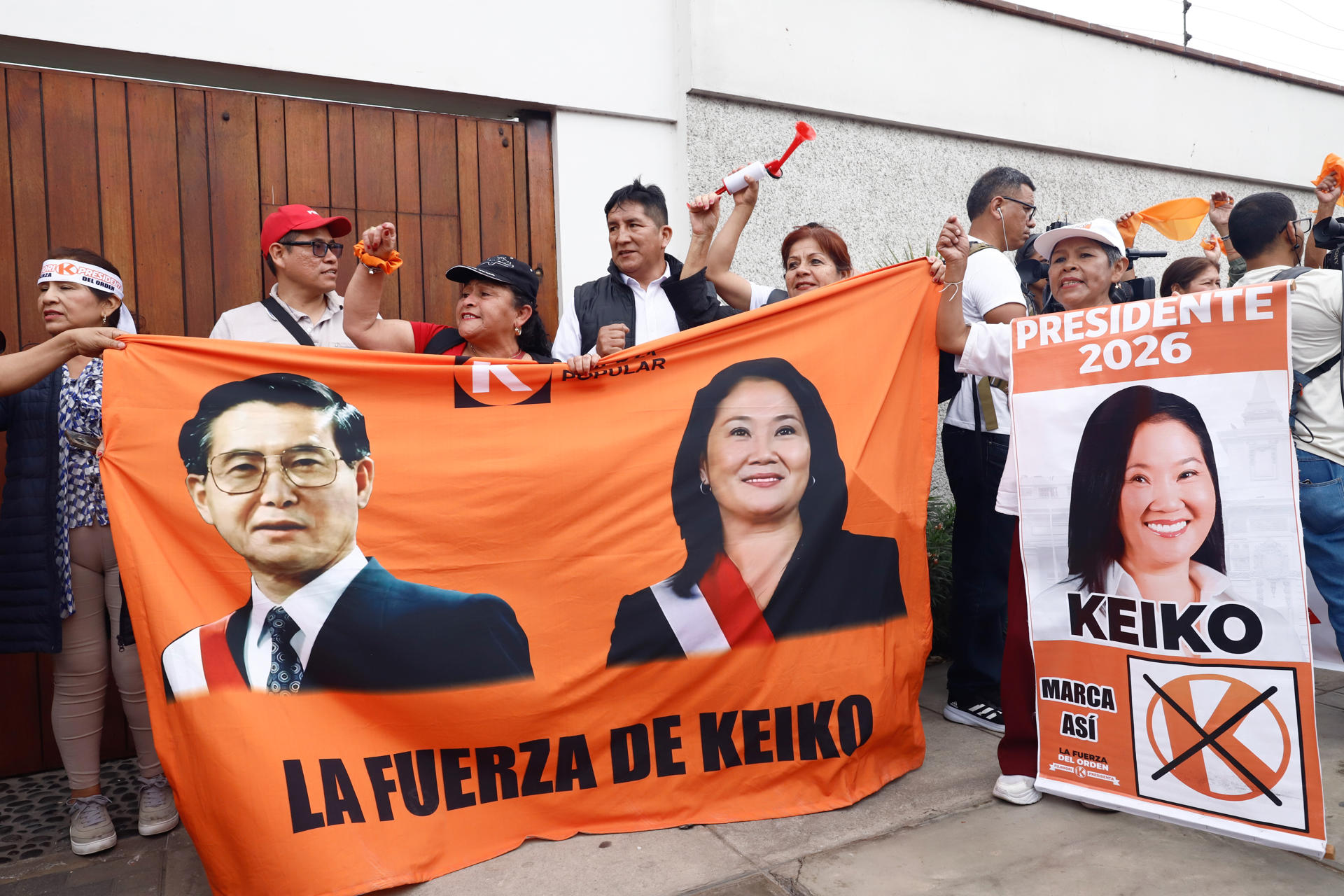 Simpatizantes de Keiko Fujimori sostienen carteles a la espera de su discurso tras ser declarada presidenta electa de Perú por parte del Jurado Nacional de Elecciones este viernes, en Lima (Perú). EFE/ Sebastián Blanco Salazar
