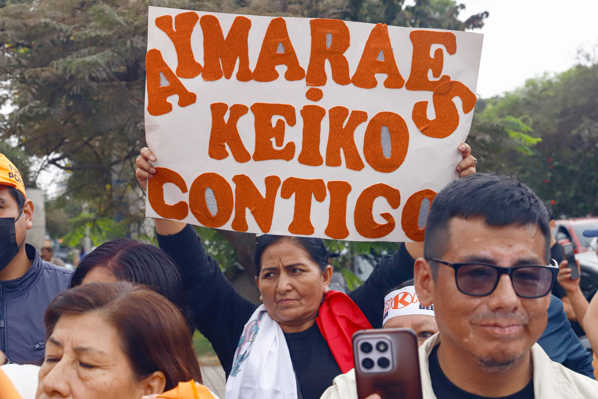 Una simpatizante de Keiko Fujimori sostiene un cartel a la espera de su discurso tras ser declarada presidenta electa de Perú por parte del Jurado Nacional de Elecciones este viernes, en Lima (Perú). EFE/ Sebastián Blanco Salazar
