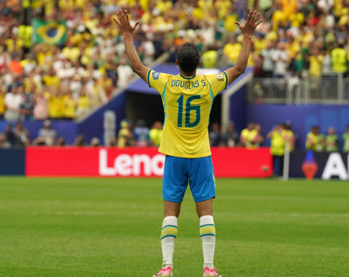 El lateral Douglas Santos afirmó este viernes que la selección de Brasil está preparada para neutralizar el sábado a Noruega y a su estrella, Earling Haaland, EFE/ Kenneth Fernández
