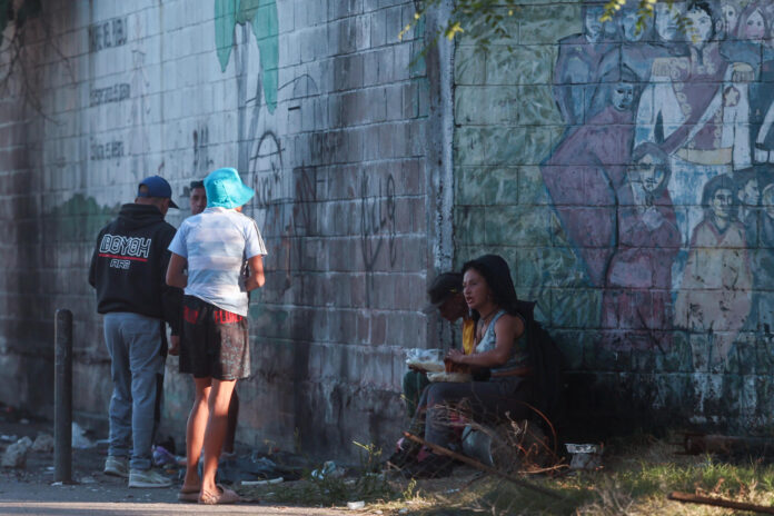 Fotografía de archivo del 27 de agosto de 2025 que muestra a un grupo de personas en situación de calle, en Buenos Aires (Argentina). EFE/ Juan Ignacio Roncoroni /ARCHIVO
