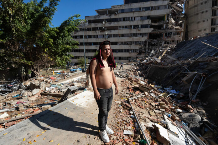 Eduar Velázquez busca a sus familiares entre los escombros de un edificio afectado por el terremoto doble del 24 de junio, este 1 de julio de 2026, en La Guaira (Venezuela). EFE/ Ronald Peña R
