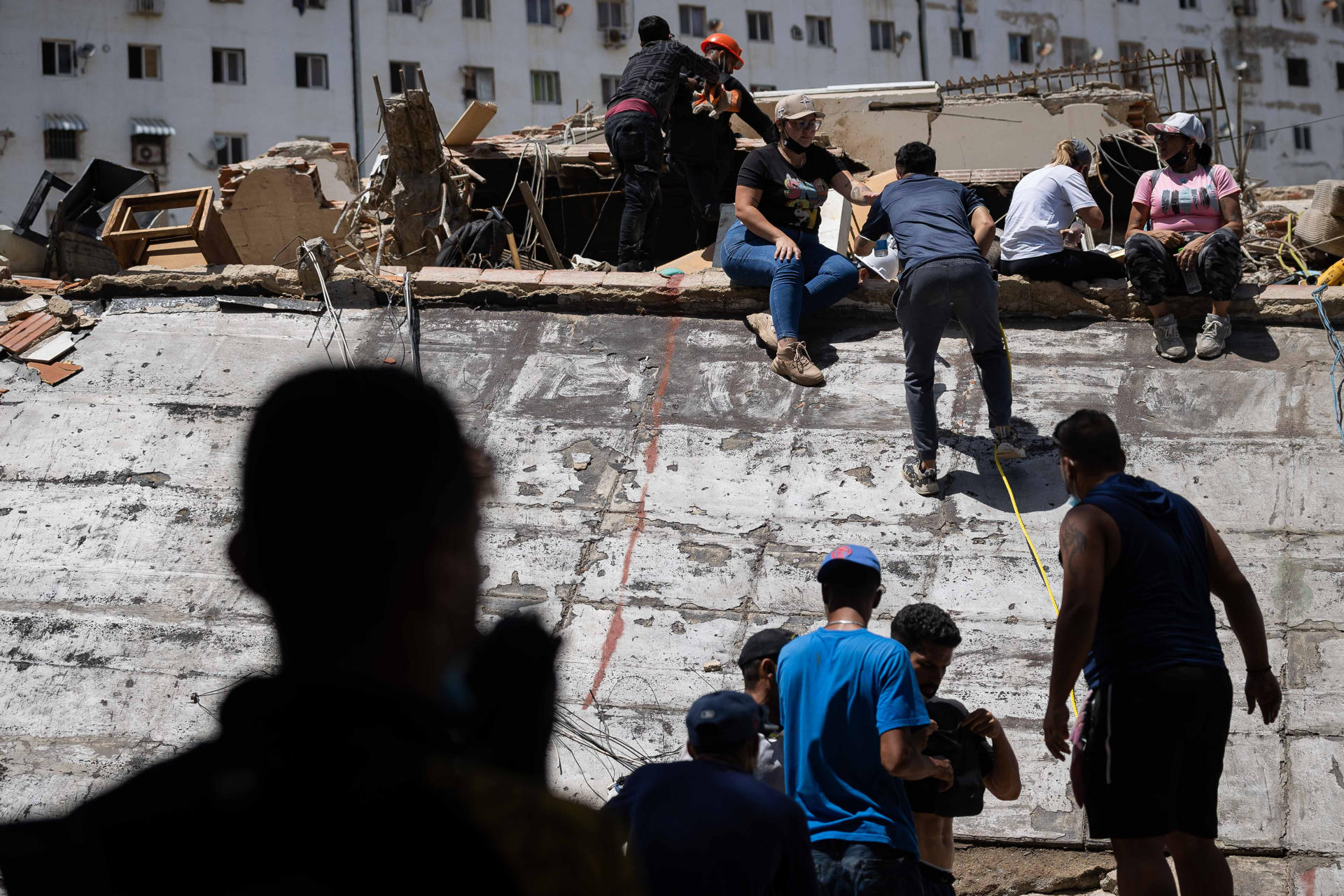 Voluntarios realizan labores de búsqueda entre los escombros de un edificio afectado por el doble terremoto del pasado 24 de junio, este 1 de julio de 2026, en Caraballeda (Venezuela). EFE/ Ronald Peña R
