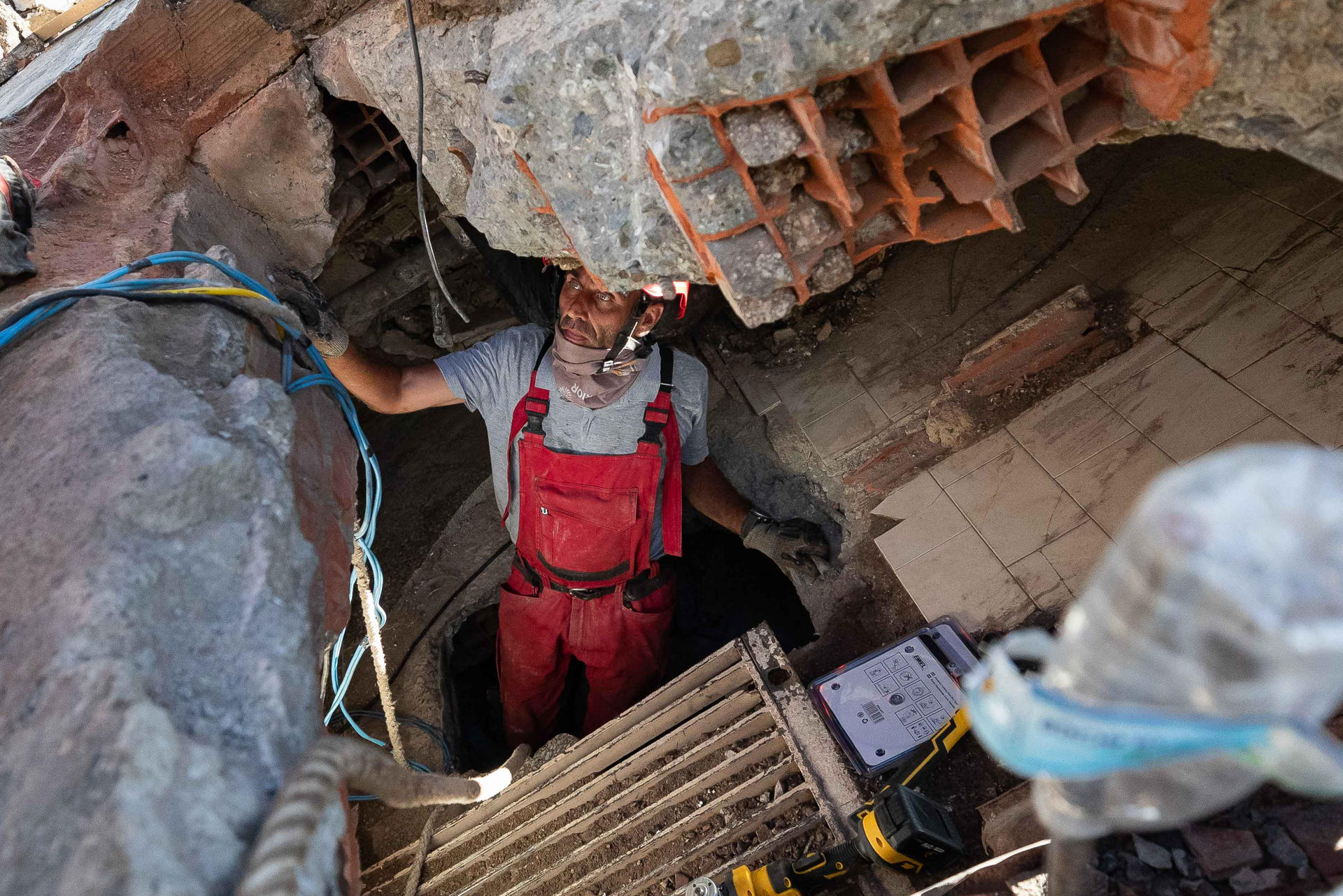 Rescatistas realizan labores de búsqueda entre los escombros de un edificio afectado por el doble terremoto del pasado 24 de junio, este 1 de julio de 2026, en Caraballeda (Venezuela). EFE/ Ronald Peña R
