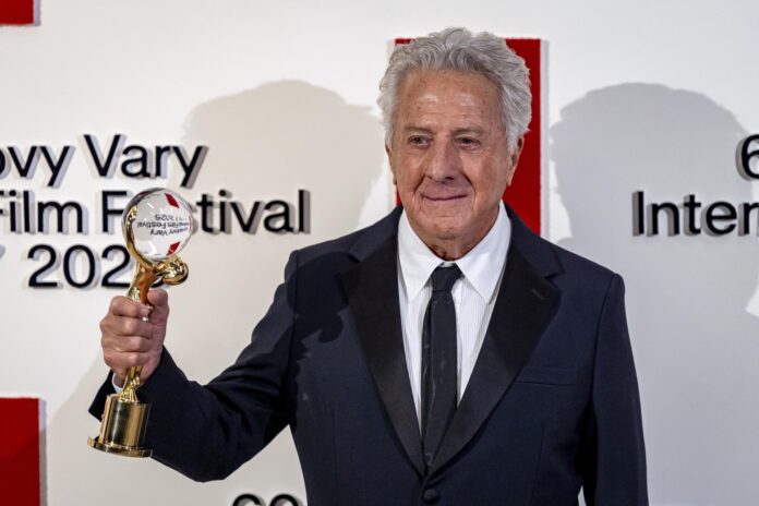 El actor estadounidense Dustin Hoffman posa con el Globo de Cristal del KVIFF a la Contribución Artística Destacada al Cine Mundial durante la ceremonia de apertura de la 60.ª edición del Festival Internacional de Cine de Karlovy Vary, en República Checa. EFE/STRINGER

