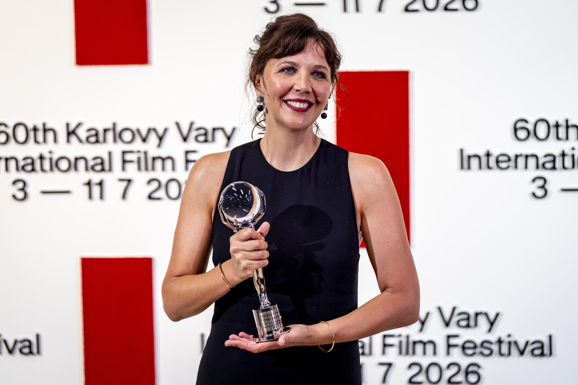 La actriz estadounidense Maggie Gyllenhaal posa con el Premio del Presidente del KVIFF en la ceremonia de inauguración de la 60.ª edición del Festival Internacional de Cine de Karlovy Vary, en República Checa. EFE//STRINGER