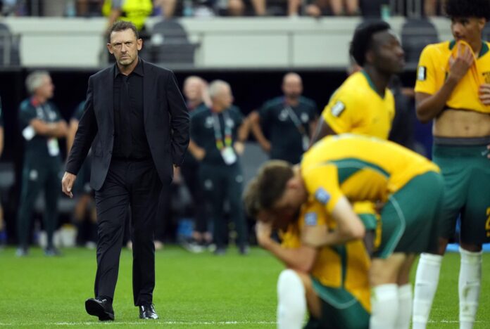 El seleccionador de Australia, Tony Popovic, reacciona tras perder la tanda de penaltis durante el partido de dieciseisavos de final del Mundial 2026 entre Australia y Egipto en Dallas (EE.UU.). EFE/JEFFREY MCWHORTER
