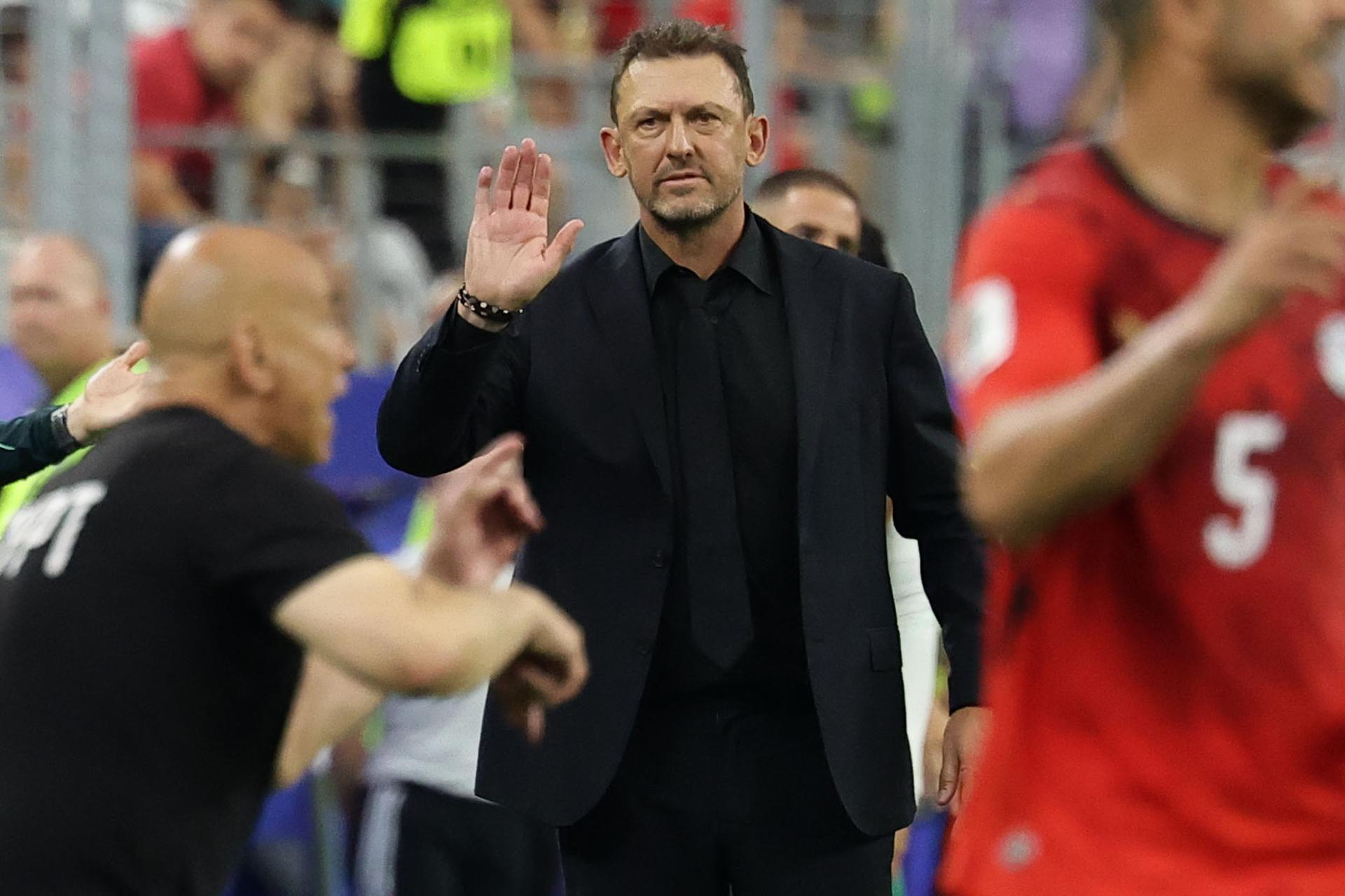 El entrenador de la selección de Australia, Tony Popovic, reacciona durante el partido de dieciseisavos de final del Mundial de la FIFA 2026 entre Australia y Egipto en Dallas (EE.UU.). EFE/CHRISTOPHER NEUNDORF