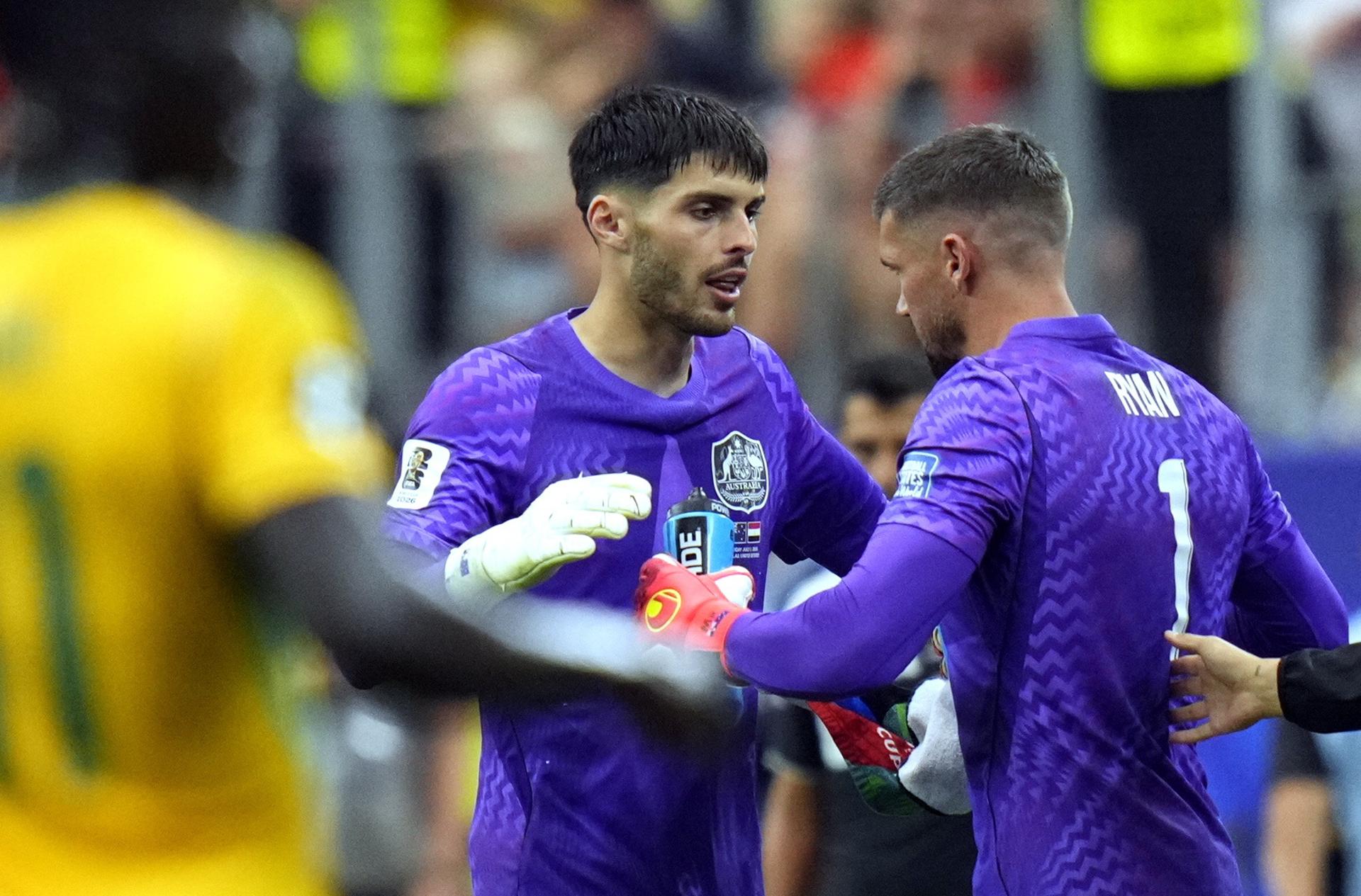 El portero Patrick Beach, de Australia (i), es sustituido por su compañero Mathew Ryan durante el partido de dieciseisavos de final del Mundial 2026 entre Australia y Egipto en Dallas (EE.UU.). EFE/JEFFREY MCWHORTER