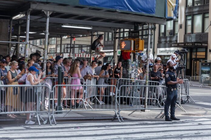 Curiosos y representantes de los medios de comunicación intentan ver a los invitados famosos a las afueras del Madison Square Garden antes de la celebración de la boda de Taylor Swift y Travis Kelce en Nueva York, EE.UU. EFE/Olga Fedorova
