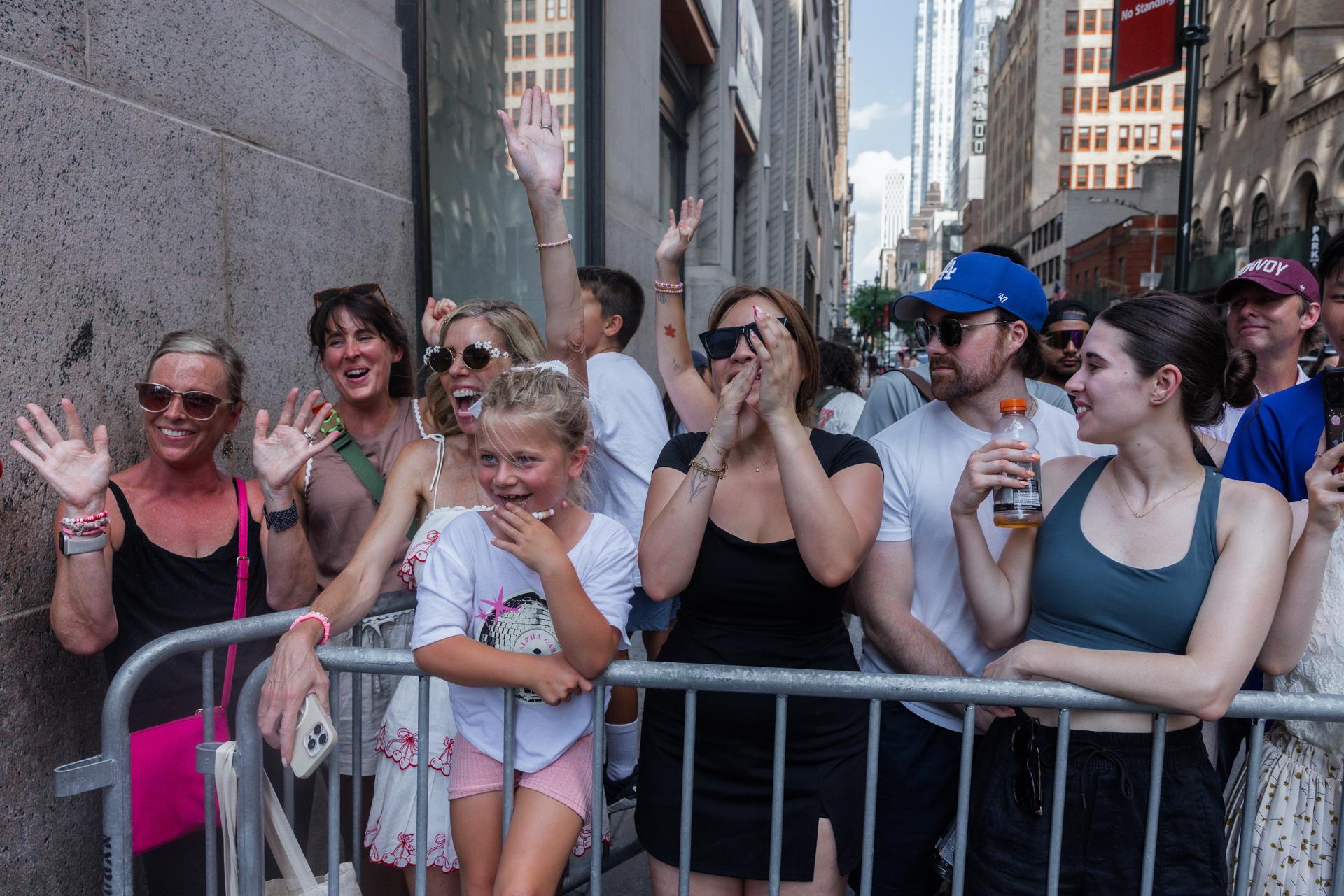 Los fans de Taylor Swift celebran frente al Madison Square Garden antes de la boda de Taylor Swift y Travis Kelce en Nueva York, Nueva York, EE. UU. EFE/Olga Fedorova