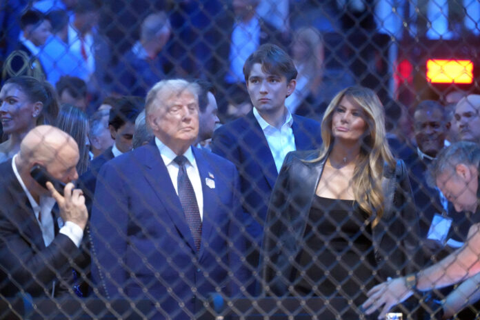 El presidente de Estados Unidos, Donald Trump (i); su hijo Barron (c) y su esposa Melania, asisten al combate de la UFC entre el hispano-georgiano Ilia Topuria y el estadounidense Justin Gaethje en la Casa Blanca en Washington (EE.UU.). Imagen de archivo. EFE/Octavio Guzmán
