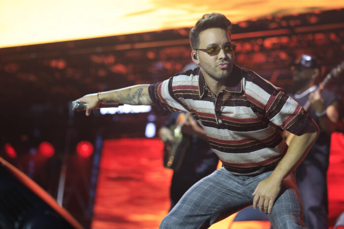 El cantante estadounidense Prince Royce, durante el concierto ofrecido este viernes en Zaragoza. EFE/Javier Cebollada
