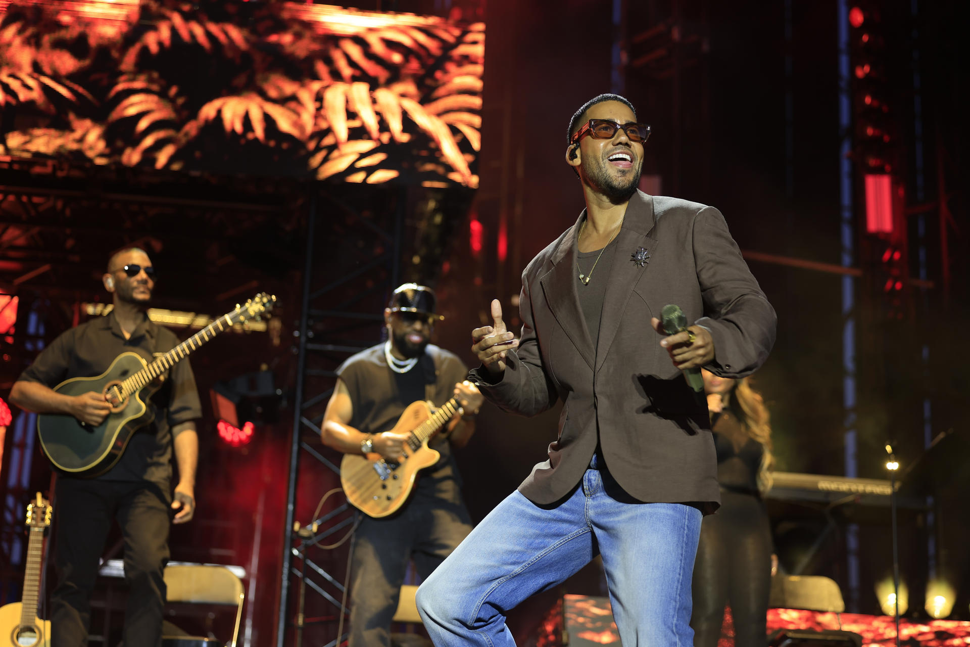 El cantante estadounidense Romeo Santos, durante el concierto ofrecido este viernes en Zaragoza. EFE/Javier Cebollada
