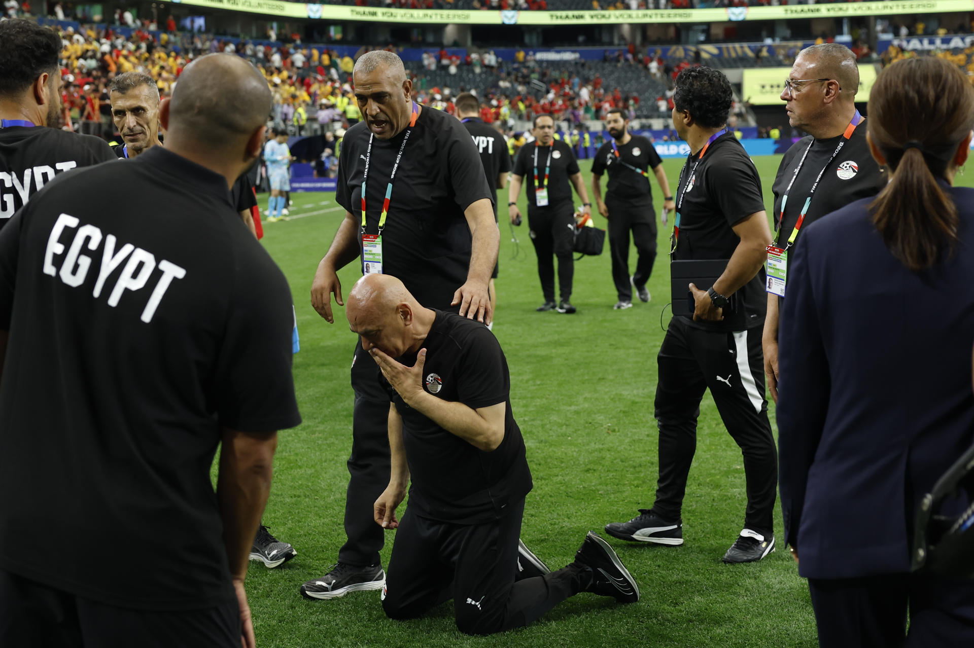 El seleccionador de Egipto, Hossam Hassan (c), visiblemente conmovido tras ganar el partido de dieciseisavos de final del Mundial 2026 ante Australia en el estadio AT&T en Arlington. EFE/Mariscal