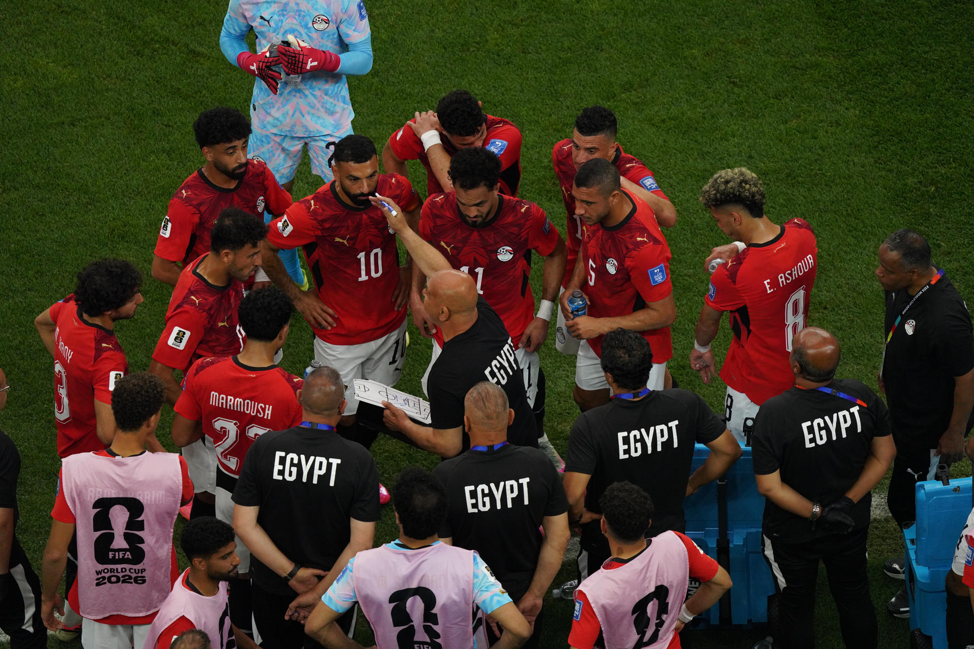 El entrenador egipcio, Hossam Hassan, da instrucciones a sus jugadores durante el partido ante Australia. EFE/Kenneth Fernández