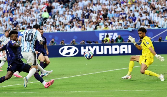 Secuencia del gol de Lionel Messi, que tiene ganando a Argentina ante Cabo Verde en el partido de dieciseisavos de final en Miami. EFE/EPA/RONALD WITTEK
