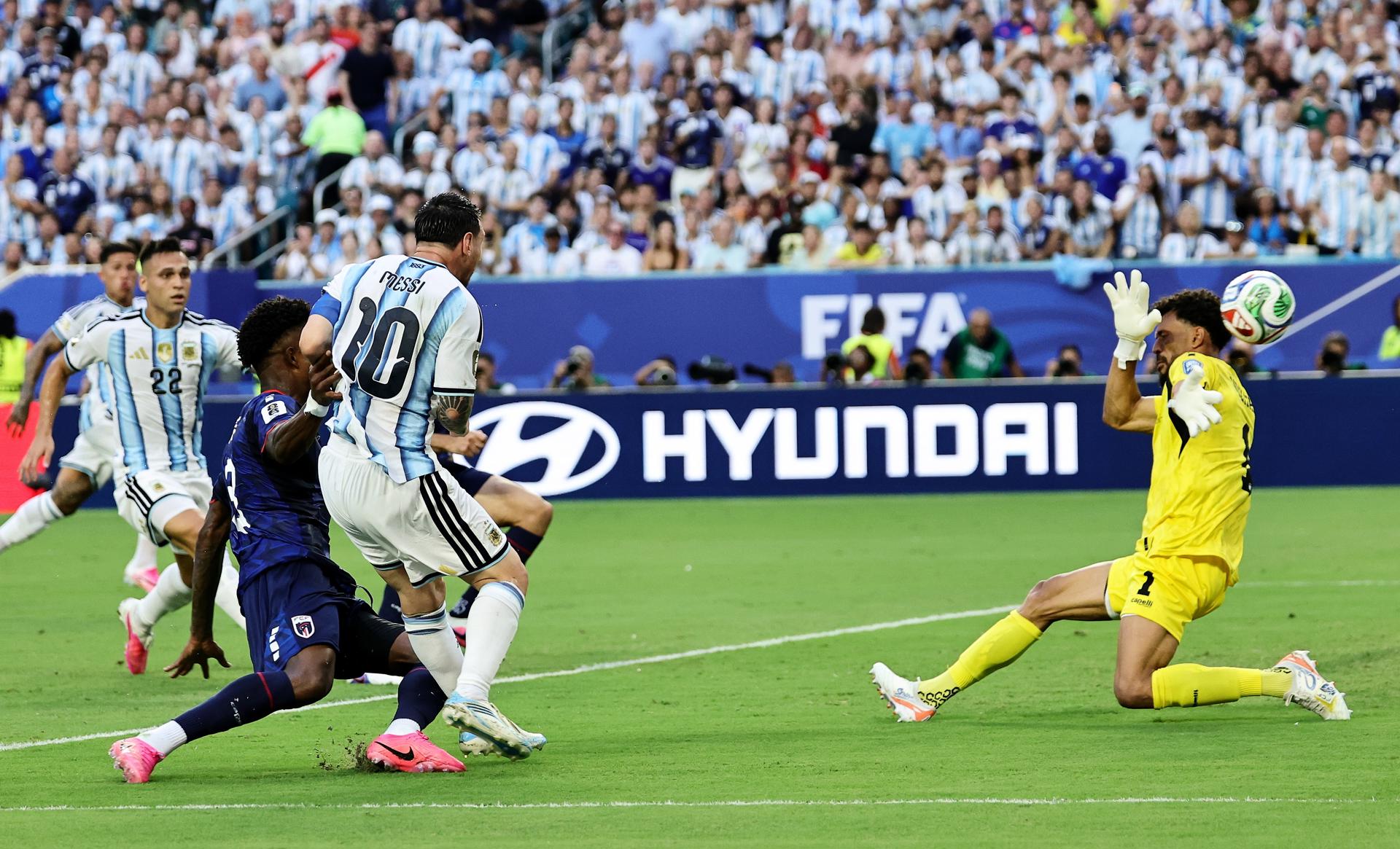 Lionel Messi, con el gol ante Cabo Verde, igualó los siete goles que hizo en el Mundial de Catar 2022, su mejor cita goleadora en las copas del mundo. El portero Vozinha no pudo evitar el primer tanto argentino. EFE/EPA/RONALD WITTEK
