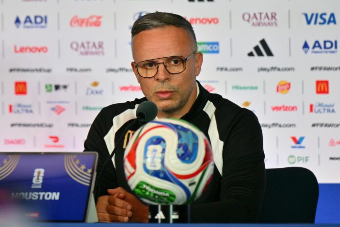 El entrenador de Marruecos, Mohamed Ouahbi, asiste a una rueda de prensa, en Houston (EE.UU.). Marruecos se enfrentará a Canadá el 4 de julio en un partido de octavos de final del Mundial 2026. EFE/SAM WASSON
