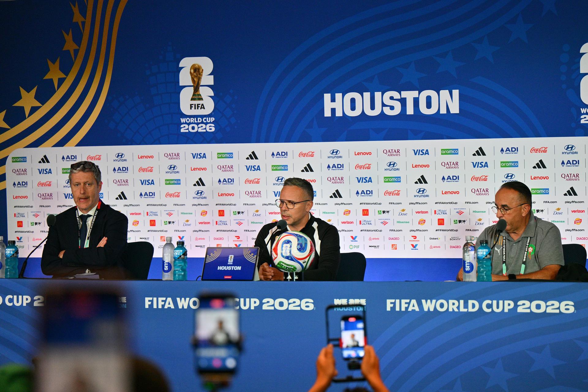 El entrenador de Marruecos, Mohamed Ouahbi (c), asiste a una rueda de prensa, en Houston (EE.UU.). Marruecos se enfrentará a Canadá el 4 de julio en un partido de octavos de final del Mundial 2026. EFE/SAM WASSON
