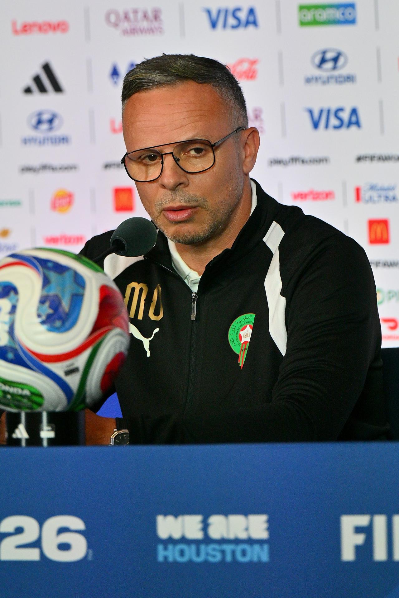 El entrenador de Marruecos, Mohamed Ouahbi, asiste a una rueda de prensa, en Houston (EE.UU.). Marruecos se enfrentará a Canadá el 4 de julio en un partido de octavos de final del Mundial 2026. EFE/SAM WASSON
