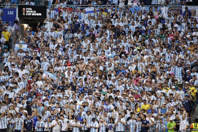 Aficionados de Argentina animan en un partido del Mundial de la FIFA 2026 entre Argentina y Cabo Verde en el estadio Hard Rock en Miami Gardens (Estados Unidos). EFE/ Alberto Estevez
