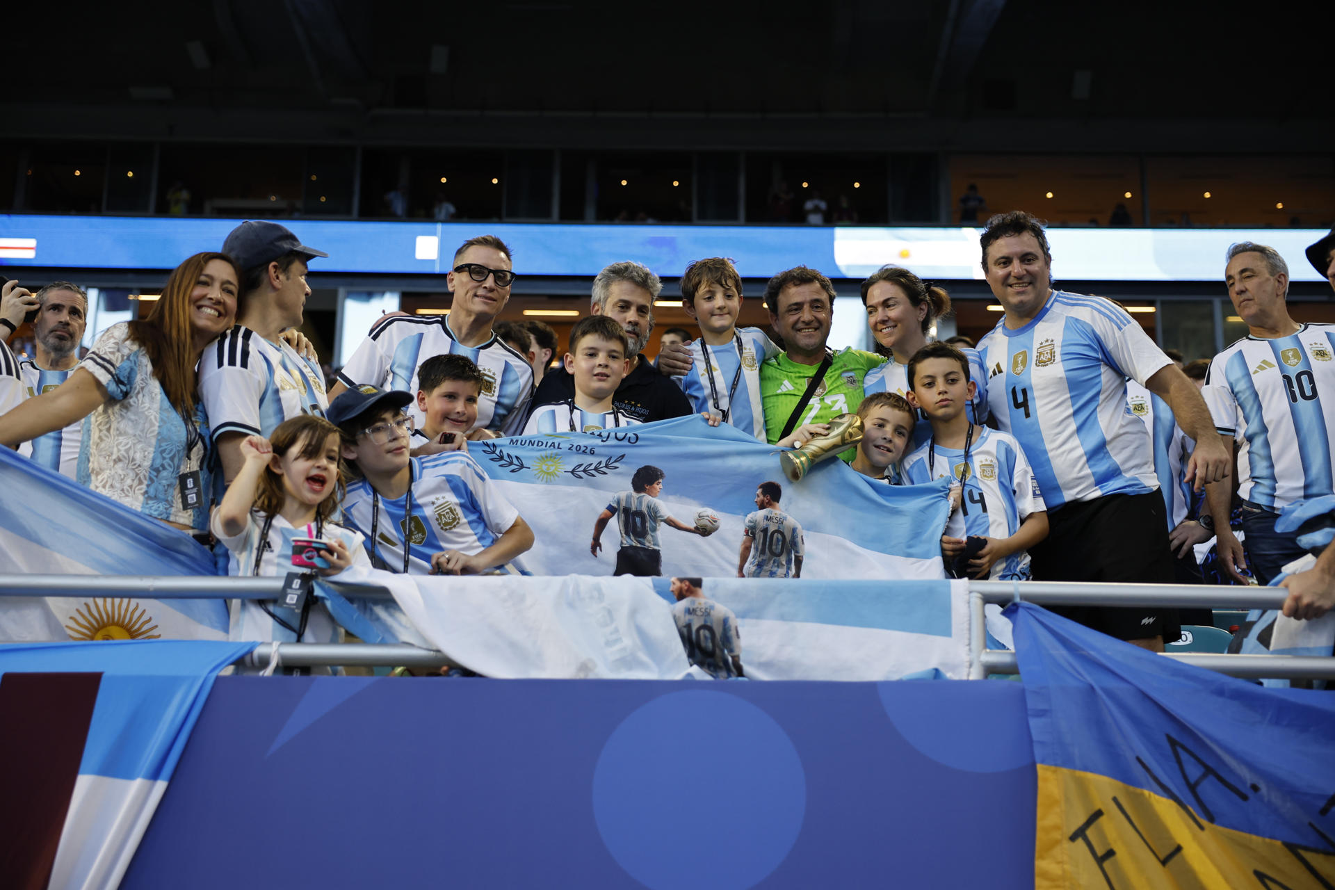 Aficionados de Argentina posan previo a un partido del Mundial de la FIFA 2026 entre Argentina y Cabo Verde en el estadio Hard Rock en Miami Gardens (Estados Unidos). EFE/ Alberto Estevez
