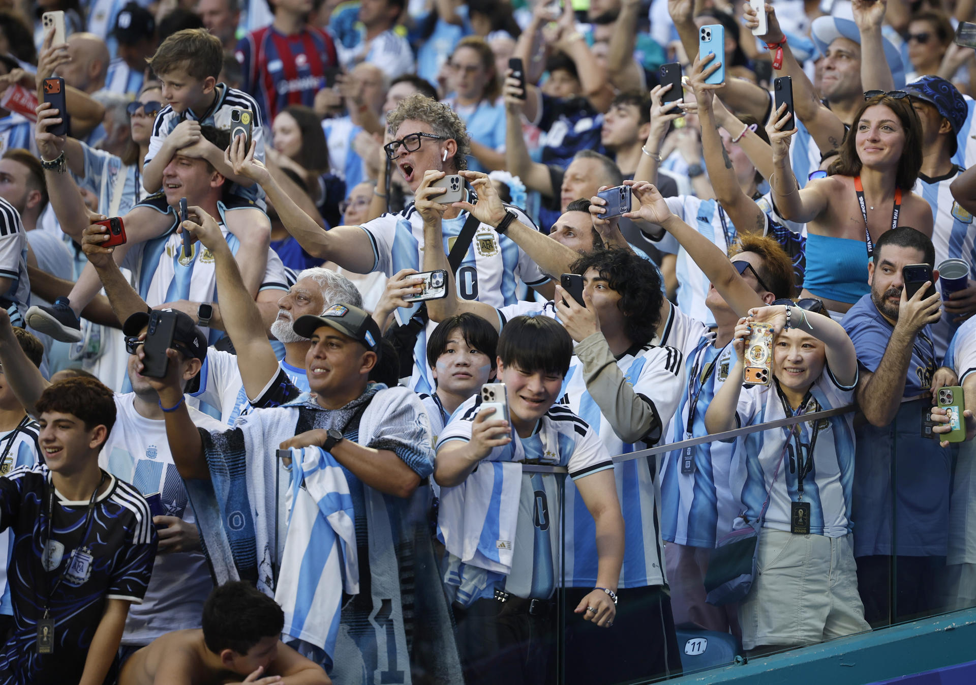 Aficionados de Argentina animan previo a un partido del Mundial de la FIFA 2026 entre Argentina y Cabo Verde en el estadio Hard Rock en Miami Gardens (Estados Unidos). EFE/ Alberto Estevez
