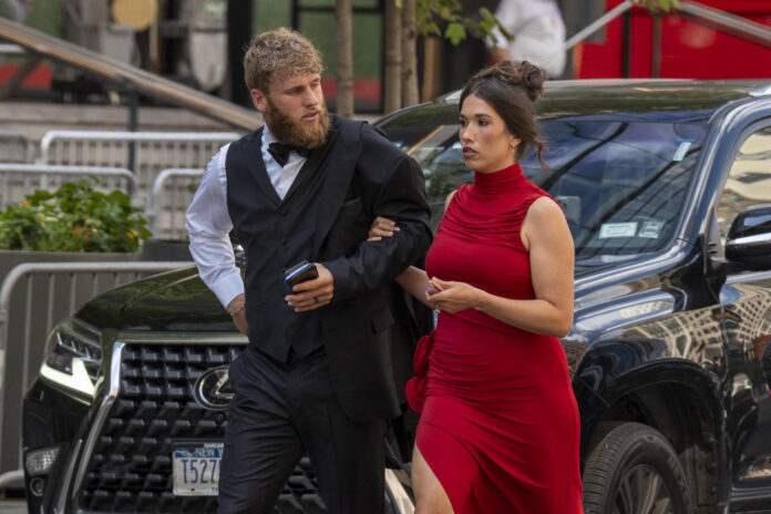 Cooper Kupp (i) y su esposa Anna Marie Kupp llegan la boda de la cantante Taylor Swift con el jugador de fútbol americano Travis Kelce este viernes, en el Madison Square Garden en Nueva York (Estados Unidos). EFE/ Ángel Colmenares

