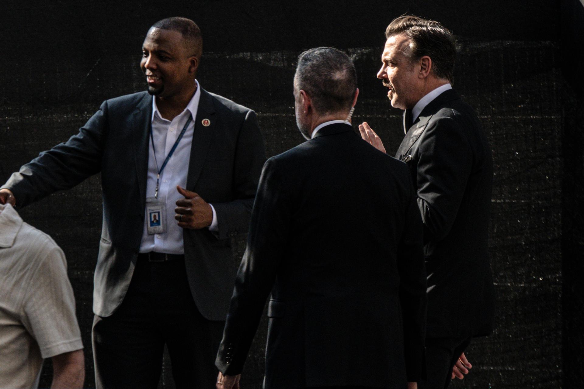 El actor estadounidense Jason Sudeikis (a la derecha) llega bajo estrictas medidas de seguridad a la boda de Taylor Swift y Travis Kelce en Nueva York, EE. UU. (Nueva York) EFE/Laura Brett
