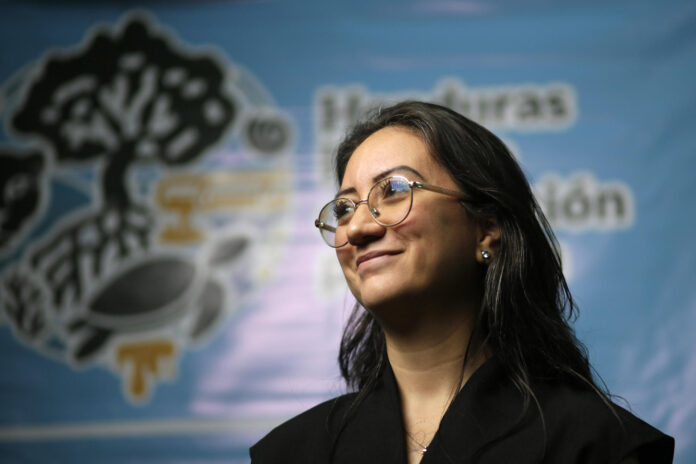 La presidenta del Colegio de Biólogos de Honduras, Sara Zelaya, posa durante una entrevista con EFE en Tegucigalpa (Honduras). EFE/ Gustavo Amador
