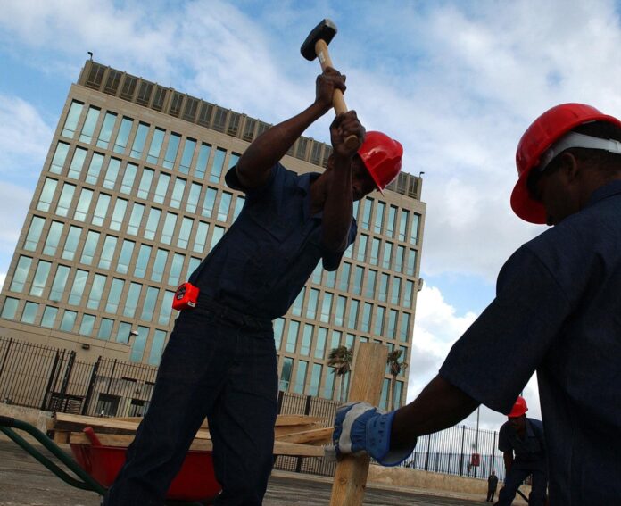 Fotografía de archivo en la que se captó a un grupo de obreros de construcción, al adelantar un obra civil, en La Habana (Cuba). EFE/Alejandro Ernesto
