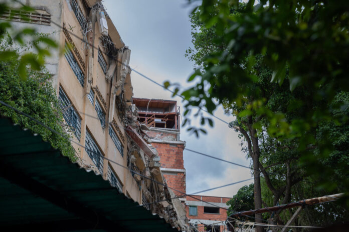 Fotografía que muestra un edificio del Colegio Agustiniano San Judas Tadeo que colapsó sin dejar ningún fallecido, nueve días después de los terremotos de magnitud 7,2 y 7,5 que han causado al menos 2.645 muertes, este viernes en Caracas (Venezuela). EFE/ Rayner Peña
