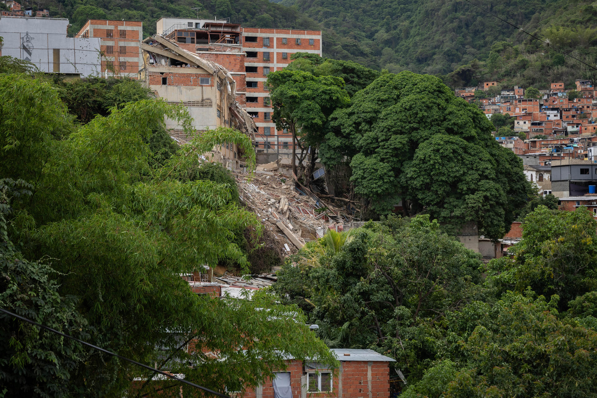 Fotografía que muestra un edificio del Colegio Agustiniano San Judas Tadeo que colapsó sin dejar ningún fallecido, nueve días después de los terremotos de magnitud 7,2 y 7,5 que han causado al menos 2.645 muertes, este viernes en Caracas (Venezuela). EFE/ Rayner Peña
