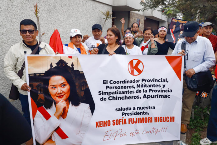 Simpatizantes de Keiko Fujimori sostienen un cartel, en Lima (Perú). EFE/ Sebastián Blanco Salazar
