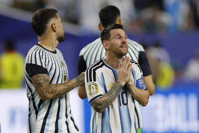 Lionel Messi, de Argentina, se muestra aliviado al finalizar el partido del Mundial 2026 ante Cabo Verde en el estadio Hard Rock en Miami (Estados Unidos). EFE/Alberto Estévez
