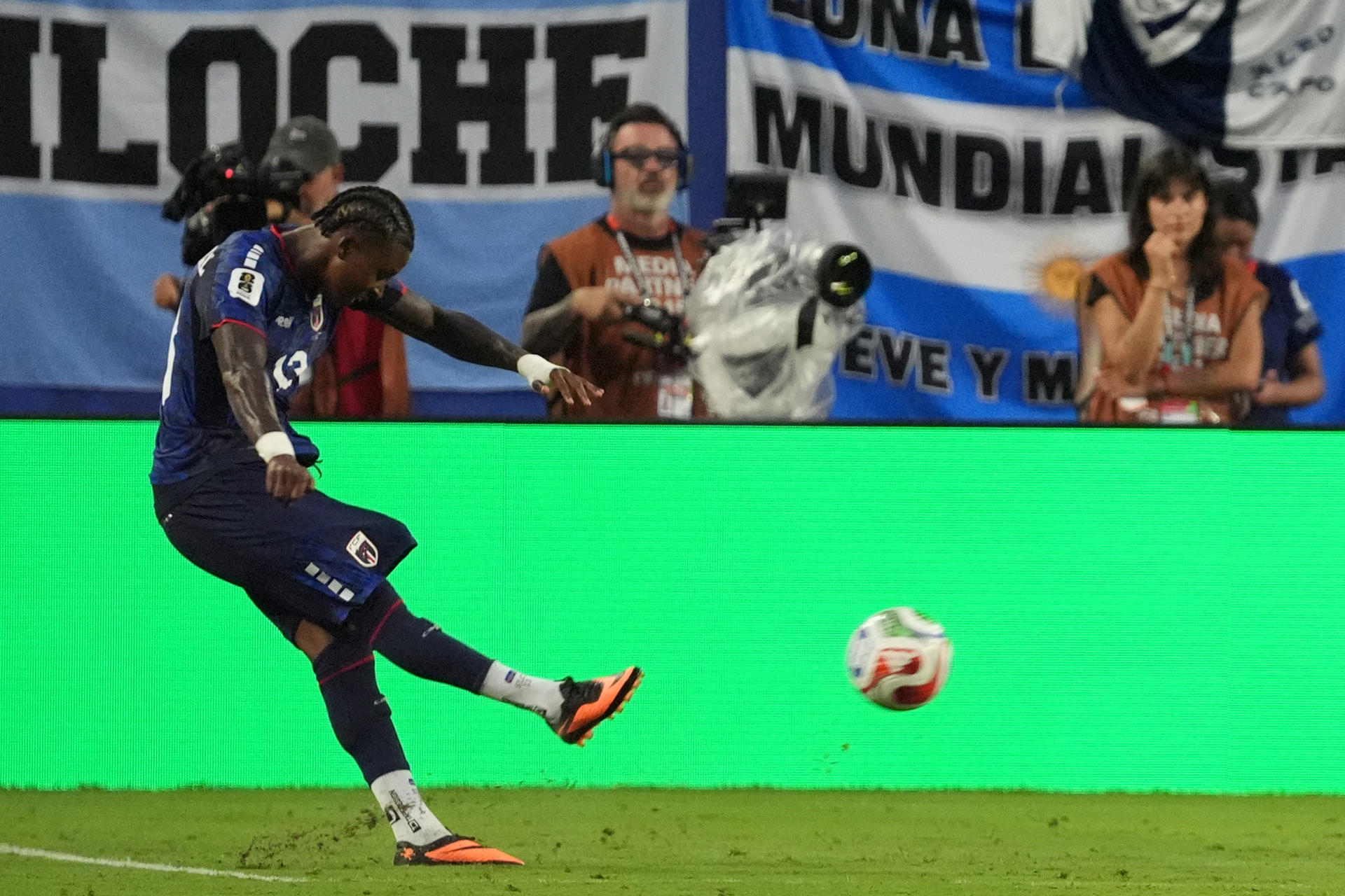 Sidny Lopes Cabral, de Cabo Verde, anota un gol en un partido de los dieciseisavos de final del Mundial 2026 entre Argentina y Cabo Verde en el estadio Hard Rock en Miami (EE.UU.). EFE/ Alberto Boal
