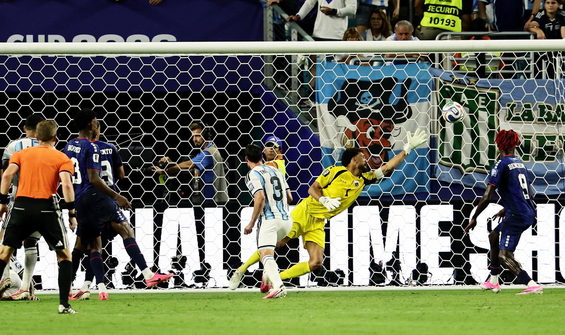 Detalle de la acción del gol definitivo con el que Argentina le ganó 3-2 a Cabo Verde el partido por los dieciseisavos de fina del Mundial 2026 jugado en Miami (EE.UU.). EFE/RONALD WITTEK
