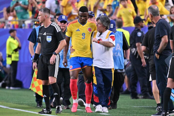 Jhon Córdoba, de Colombia (C), abandona el campo tras una lesión a los 5 minutos del partido frente a Ghana del Mundial 2026, en Kansas City EFE/EPA/AMY KONTRAS
