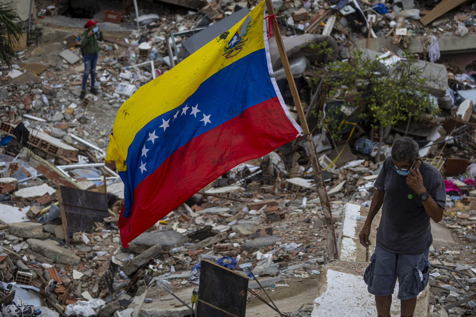 Voluntarios y socorristas fueron captados este 3 de julio durante las labores de búsqueda de sobrevivientes a los terremotos del pasado 24 de junio, en Caraballeda (La Guaira, Venezuela). EFE/Miguel Gutiérrez
