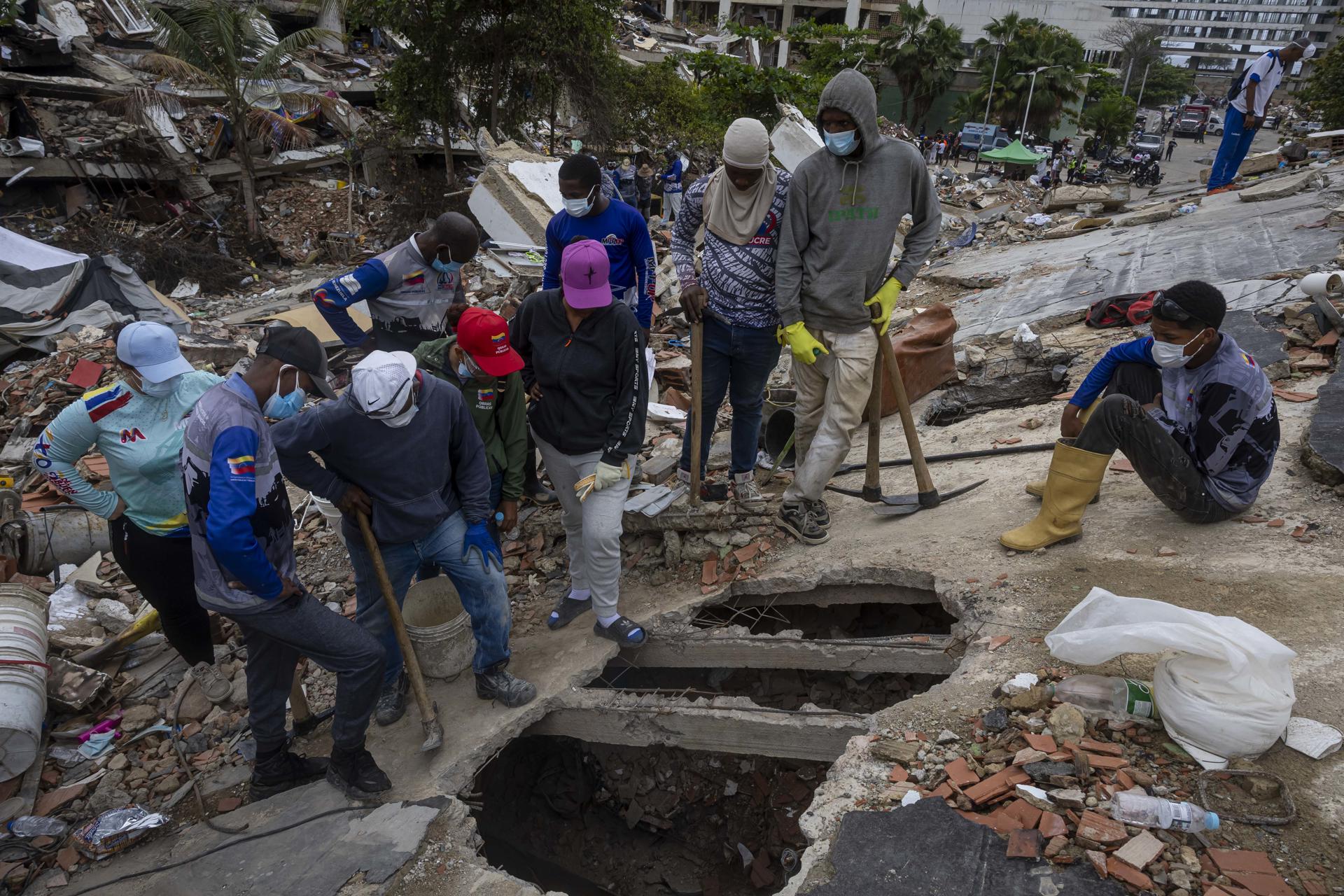 Voluntarios y socorristas fueron captados este 3 de julio durante las labores de búsqueda de sobrevivientes a los terremotos del pasado 24 de junio, en Caraballeda (La Guaira, Venezuela). EFE/Miguel Gutiérrez
