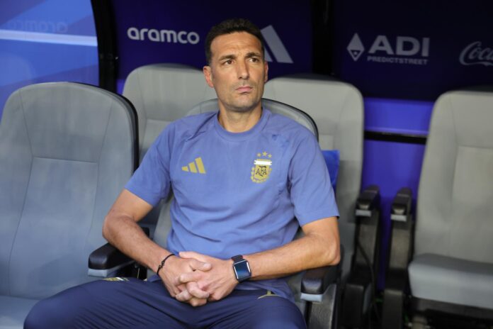 El entrenador de la selección argentina, Lionel Scaloni, observa antes del partido de dieciseisavos de final del Mundial 2026 entre Argentina y Cabo Verde en Miami, Florida (EE.UU.). EFE/CRISTOBAL HERRERA-ULASHKEVICH
