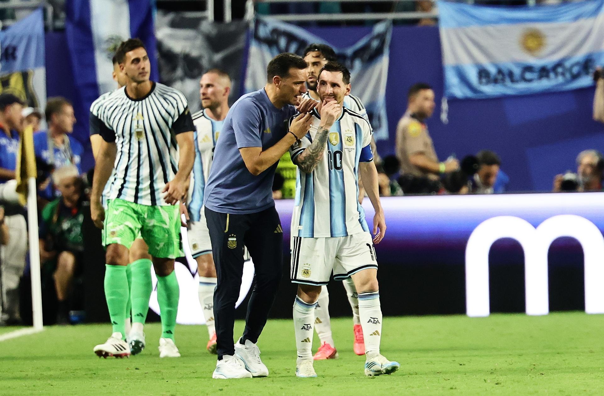 El seleccionador argentino, Lionel Scaloni, habla con el capitán del equipo, Lionel Messi, durante el partido de dieciseisavos de final del Mundial 2026 entre Argentina y Cabo Verde en Miami (EE.UU.). EFE/RONALD WITTEK
