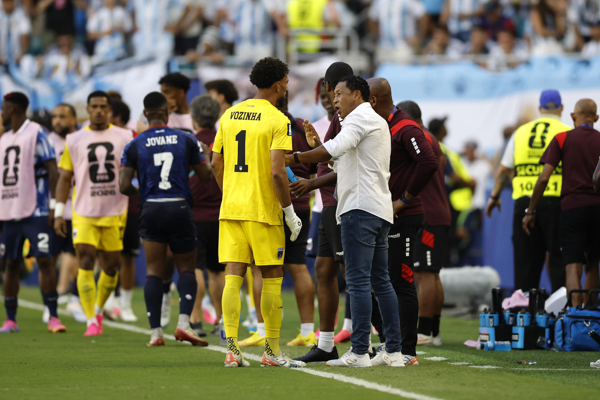 El entrenador de Cabo Verde, Pedro Leitão Brito 'Bubista' (c-d), habla con su portero Vozinha en el partido ante Argentina en el estadio Hard Rock en Miami (Estados Unidos). EFE/Alberto Estévez