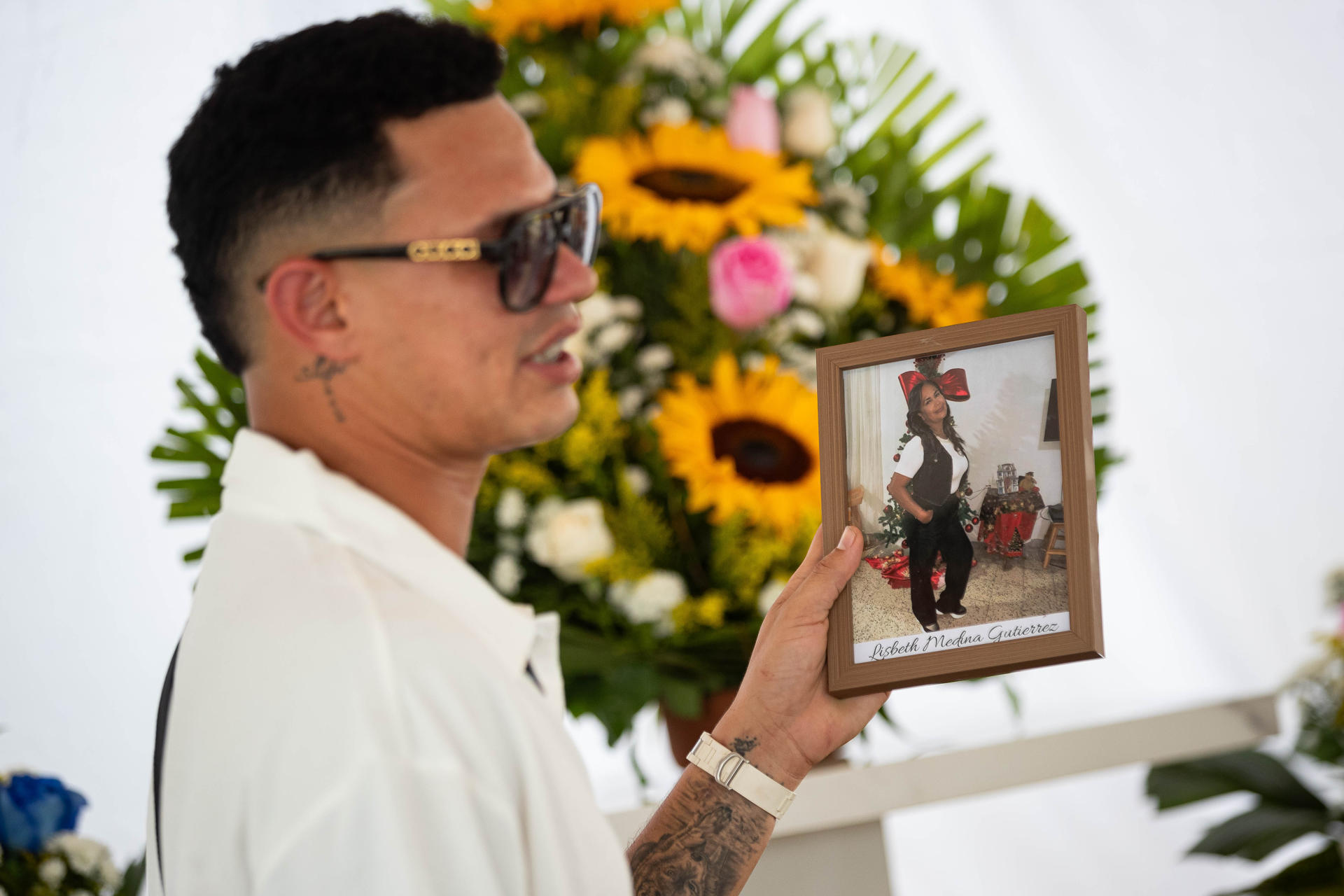 Leonardo Suárez (i) fue captado este 3 de julio durante el funeral de su mamá, su esposa, sus dos hijas y un sobrino, así como la abuela de su mujer, víctimas de los terremotos del pasado 24 de junio, en Catia La Mar (La Guaira, Venezuela). EFE/Ronald Peña