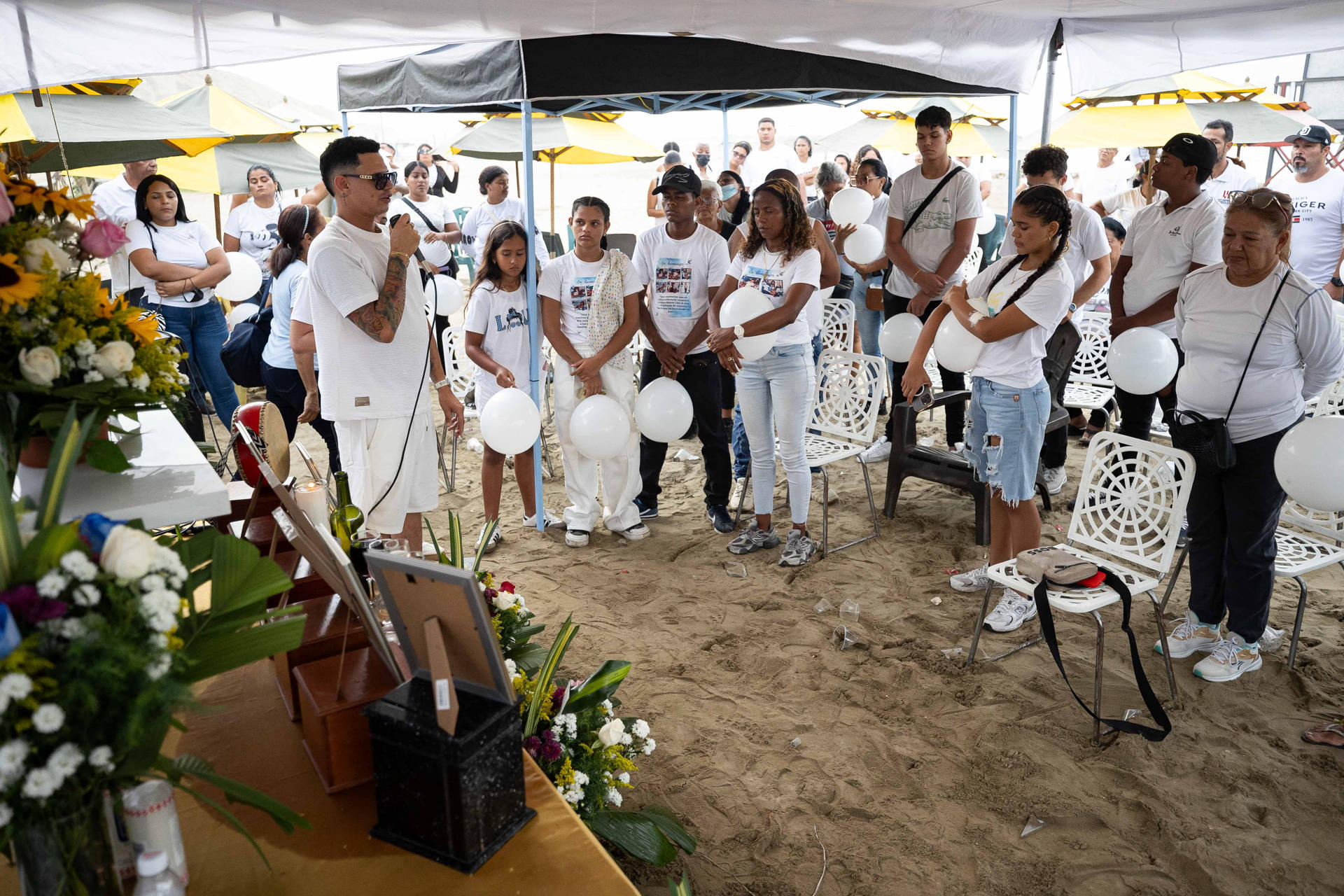 Leonardo Suárez (4-i) fue captado este 3 de julio al llorar durante el funeral de su mamá, su esposa, sus dos hijas y un sobrino, así como a la abuela de su mujer, víctimas de los terremotos del pasado 24 de junio, en Catia La Mar (La Guaira, Venezuela). EFE/Ronald Peña