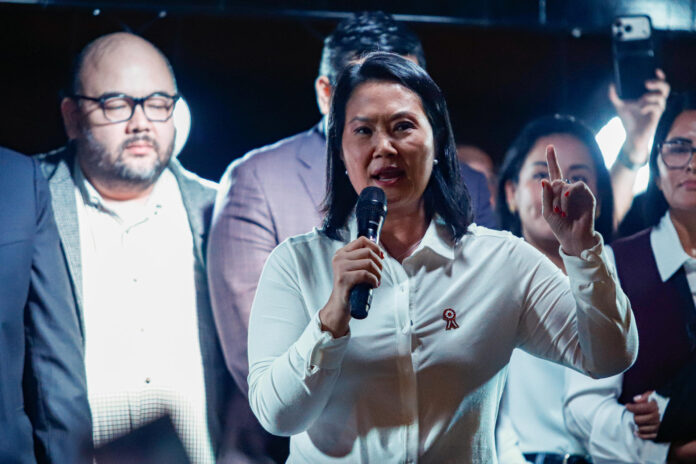 La presidenta electa de Perú, Keiko Fujimori (c), da su primer discurso tras ser declarada presidenta electa de Perú por parte del Jurado Nacional de Elecciones este viernes, en Lima (Perú). EFE/ Sebastián Blanco Salazar
