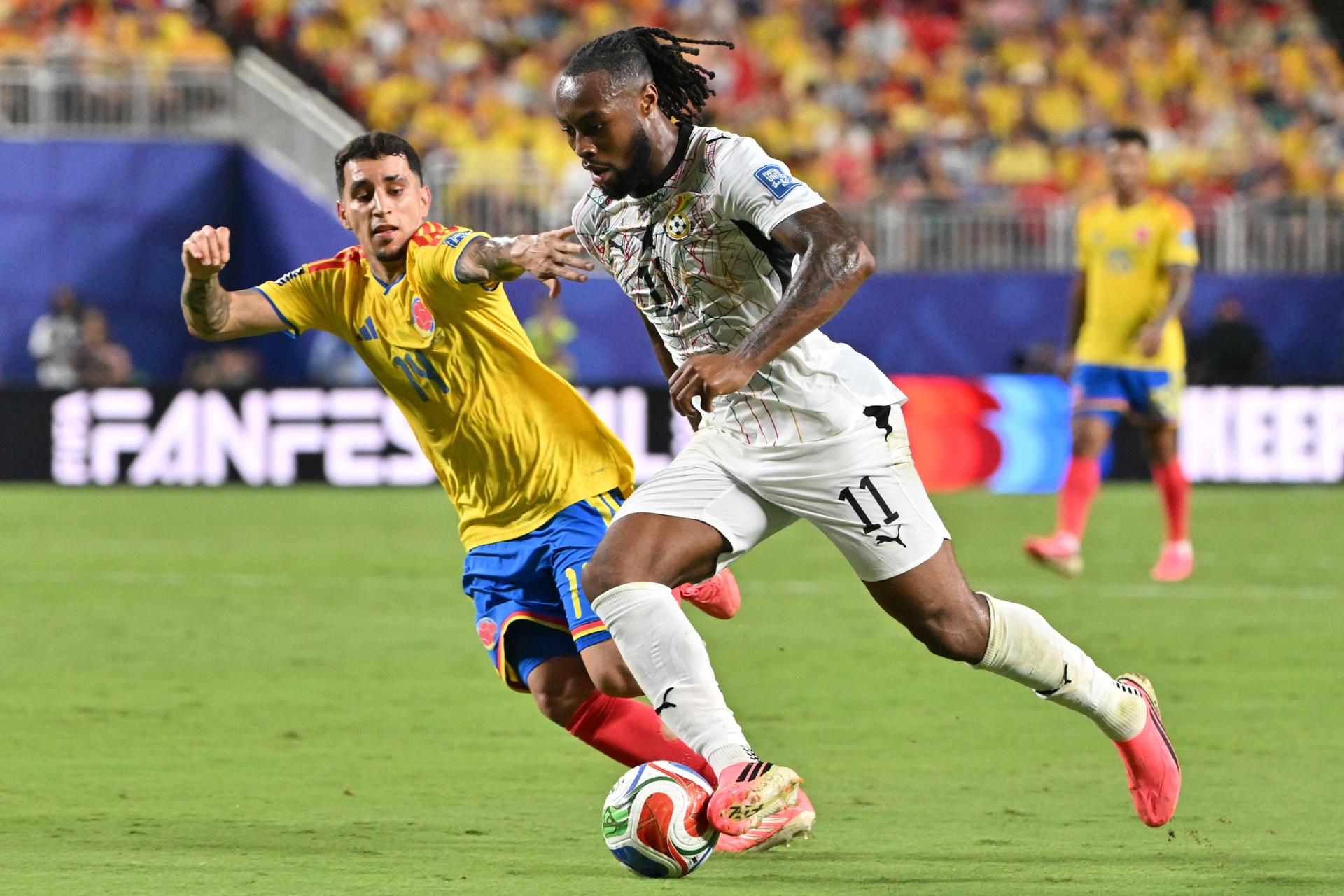 Gustavo Puerta, de Colombia, marca a Antoine Semenyo, de Ghana, en el partido de diceiseisavos en Kansas City. EFE/EPA/AMY KONTRAS
